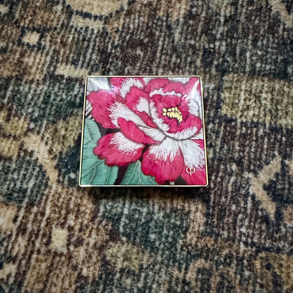 Clé de Peau 320 Draped in Velvet Eyeshadow Palette - Floral Design